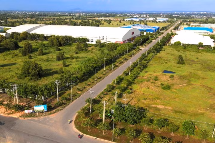 KCN Hàm Kiệm I mới thu hút được 17 dự án, tỷ lệ lấp đầy 59% và còn khoảng 37 ha đất thương phẩm đủ điều kiện tiếp nhận dự án đầu tư.
