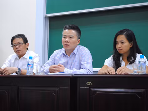 GS Ngô Bảo Châu (phải) chủ trì thảo luận tại hội nghị sơ kết hai năm hoạt động của Viện NCCC về Toán