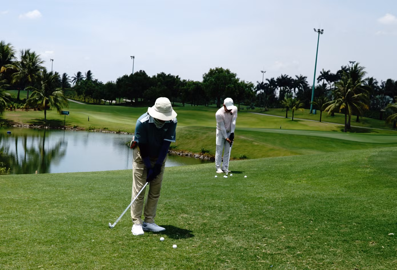 Các Golfter chơi giữa trời nắng Các Golfter chơi giữa trời nắng