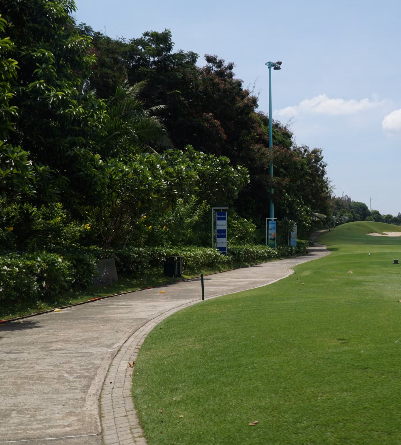 Bên thảm cỏ, bên cánh rừng khiến sân golf như ở một vùng đất hoang vắng nào đó Bên thảm cỏ, bên cánh rừng khiến sân golf như ở một vùng đất hoang vắng nào đó