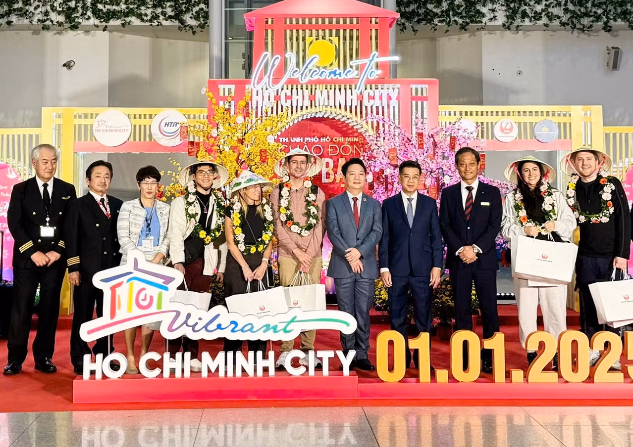 Du khách chụp hình chung với lãnh đạo thành phố Du khách chụp hình chung với lãnh đạo thành phố
