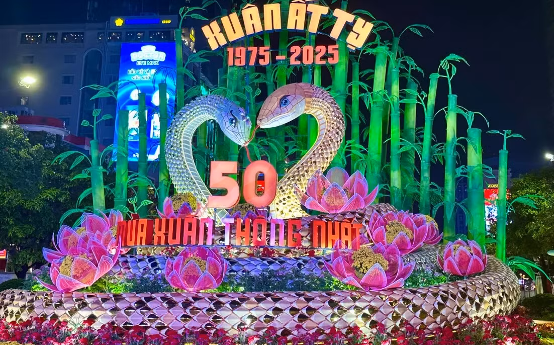 Tiểu cảnh "Mùa Xuân thống nhất" tại Đường hoa Nguyễn Huệ Tết Ất Tỵ