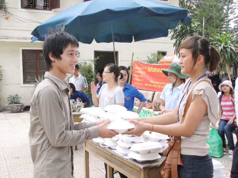 Các thí sinh đến đăng ký phiếu ăn và nhận khẩu phần
