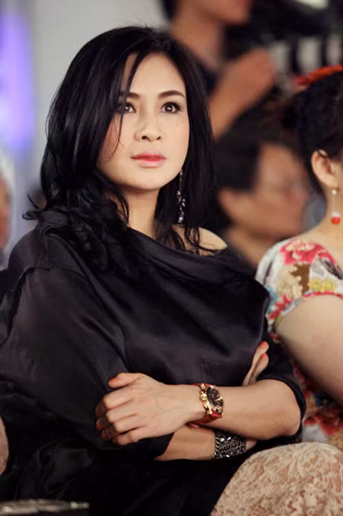 Người đẹp với trào lưu đồng hồ to bản ảnh 10