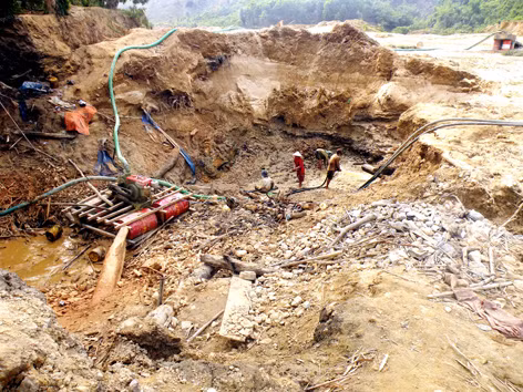 Núi rừng Phước Sơn bị phá nát vì khai thác vàng