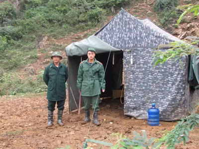 Lập lán, chốt chặn biên giới. Ảnh: Duy Chiến. Lập lán, chốt chặn biên giới. Ảnh: Duy Chiến