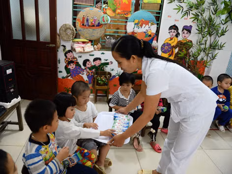Một số ít trẻ em được uống sữa tại trường mầm non