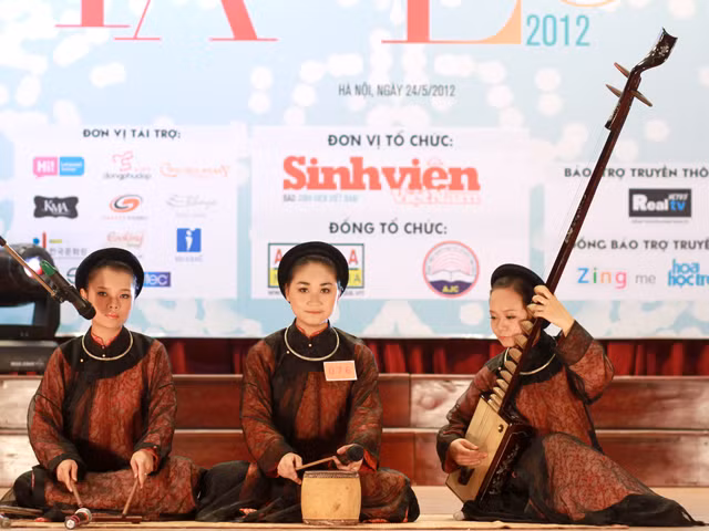 Đàn đáy, trống chầu, sênh phách vang tiếng của sân chơi sinh viên