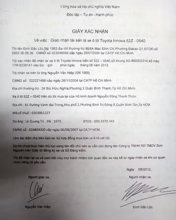 Giấy thỏa thuận giao xe, nhận tiền gữa Đinh Đắc Lộc và anh Hiệp. Việc các “hiệp sĩ” áp giải anh Hiệp về công an phường giữa khuya là quá đà, vượt quá quyền của một công dân bình thường. Ảnh: QUỲNH ANH Giấy thỏa thuận giao xe, nhận tiền gữa Đinh Đắc Lộc và anh Hiệp. Việc các “hiệp sĩ” áp giải anh Hiệp về công an phường giữa khuya là quá đà, vượt quá quyền của một công dân bình thường