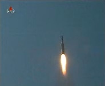Tên lửa tầm xa Triều Tiên phóng vào tháng tư năm 2009. Ảnh: Reuters