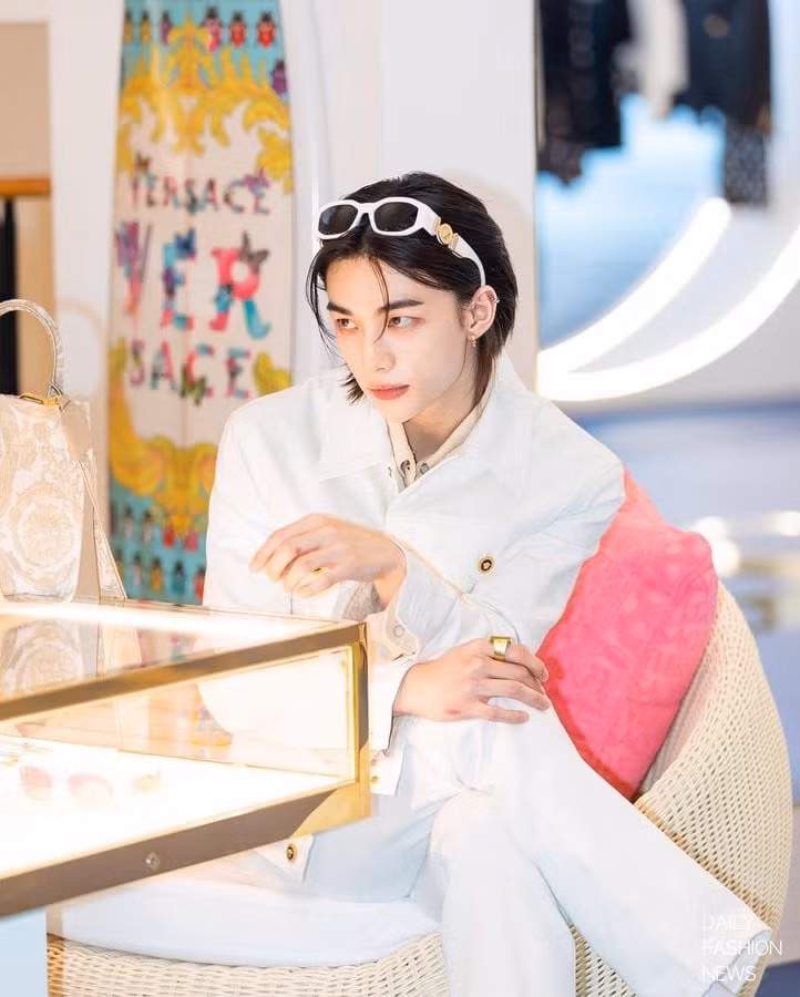 Nam idol tham gia sự kiện khai trương cửa hàng pop-up của Versace tại Seoul ngày 11/7.