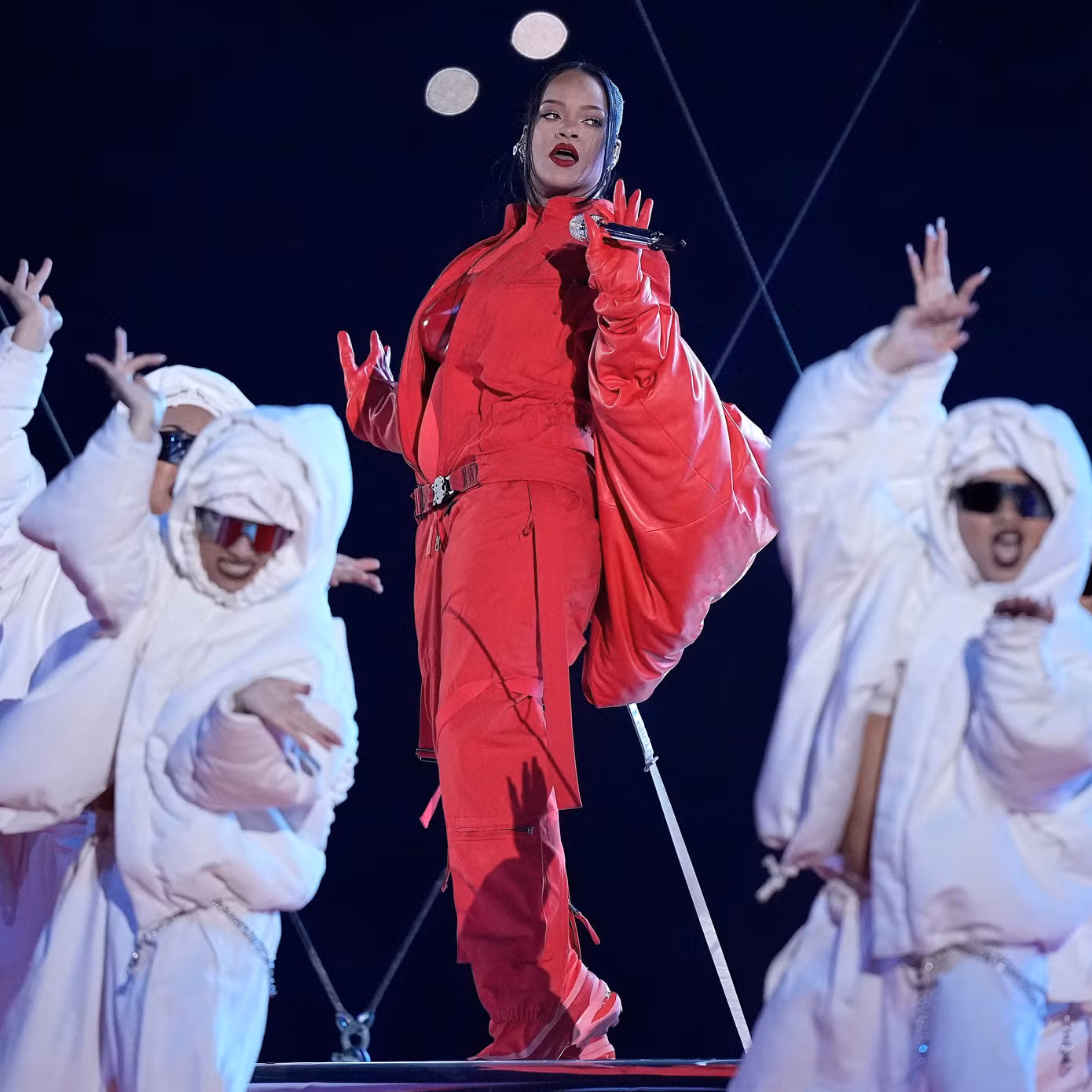 Rihanna trở lại sân khấu ca nhạc sau 5 năm vắng bóng. Rihanna trở lại sân khấu ca nhạc sau 5 năm vắng bóng.