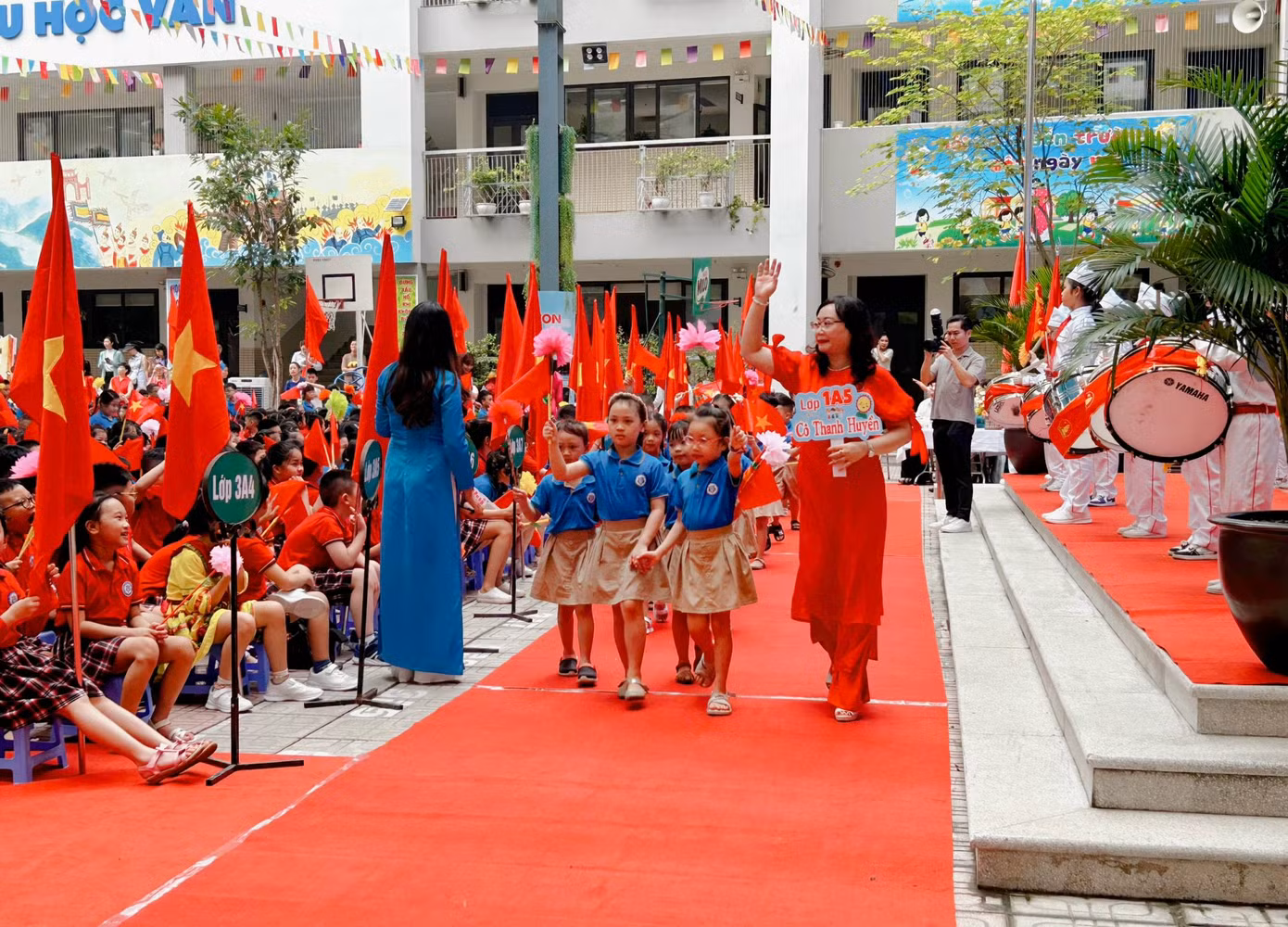 Các thầy cô trường Tiểu học Thành Công B chào đón lứa “gà con” lớp 1.
