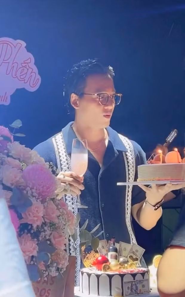 Mai Tài Phến lấy lại vẻ ngoài trẻ trung, điển trai khi xuất hiện trong tiệc sinh nhật.