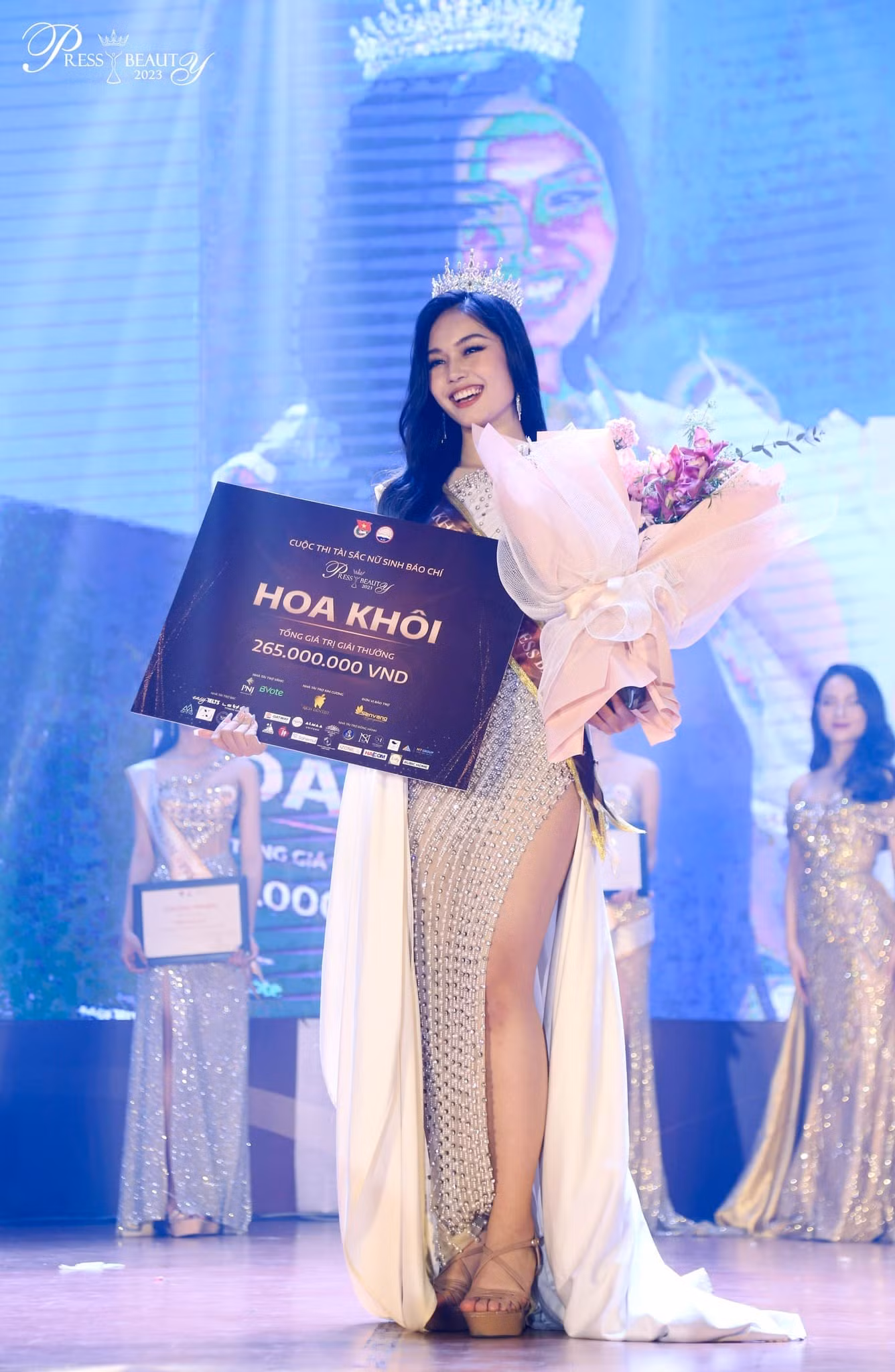 Khoảnh khắc đăng quang rực rỡ của đương kim Hoa khôi Báo chí Nguyễn Thục Uyên Nhi. Khoảnh khắc đăng quang rực rỡ của đương kim Hoa khôi Báo chí Nguyễn Thục Uyên Nhi.