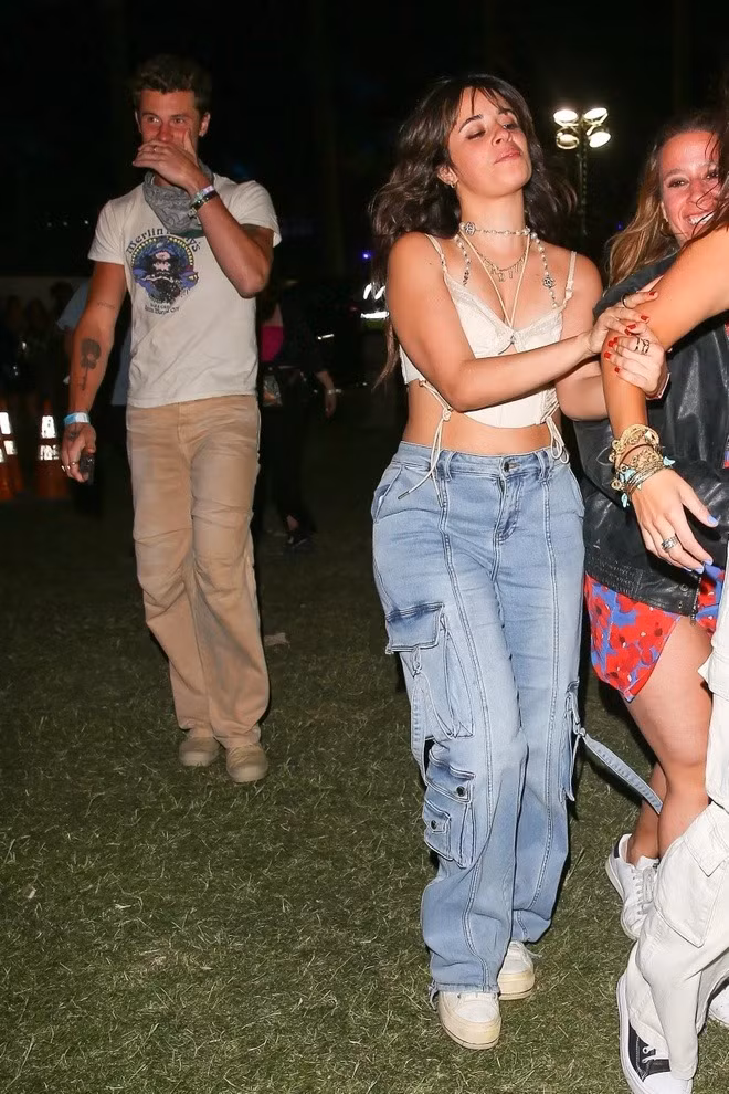 Shawn Mendes đi ngay sau Camila Cabello và nhóm bạn của nữ ca sĩ.