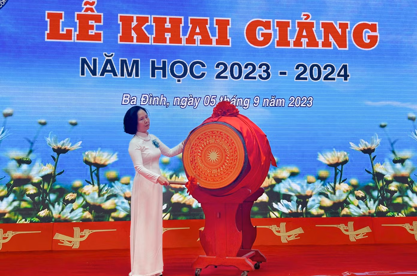 Cô Hiệu trưởng Phạm Minh Thảo đánh trống khai giảng năm học mới.