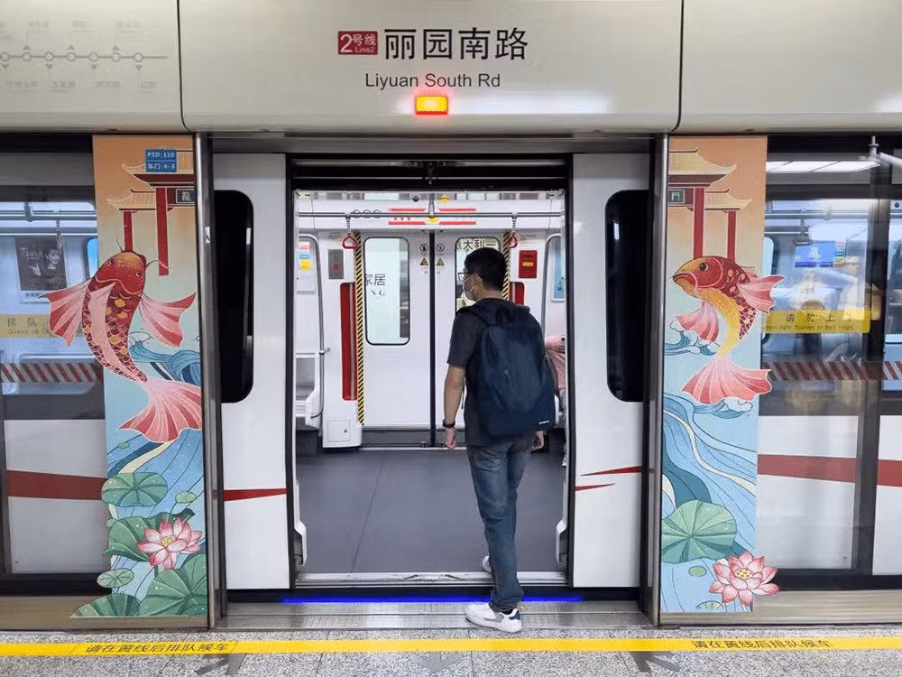Lối vào nhà ga được trang trí với ngụ ý cá chép vượt vũ môn sẽ hóa rồng. Lối vào nhà ga được trang trí với ngụ ý cá chép vượt vũ môn sẽ hóa rồng.