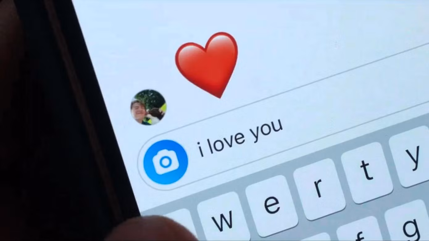 Khán giả không biết liệu Charlie có gửi tin nhắn "i love you" cho Nick hay không. Khán giả không biết liệu Charlie có gửi tin nhắn "i love you" cho Nick hay không.