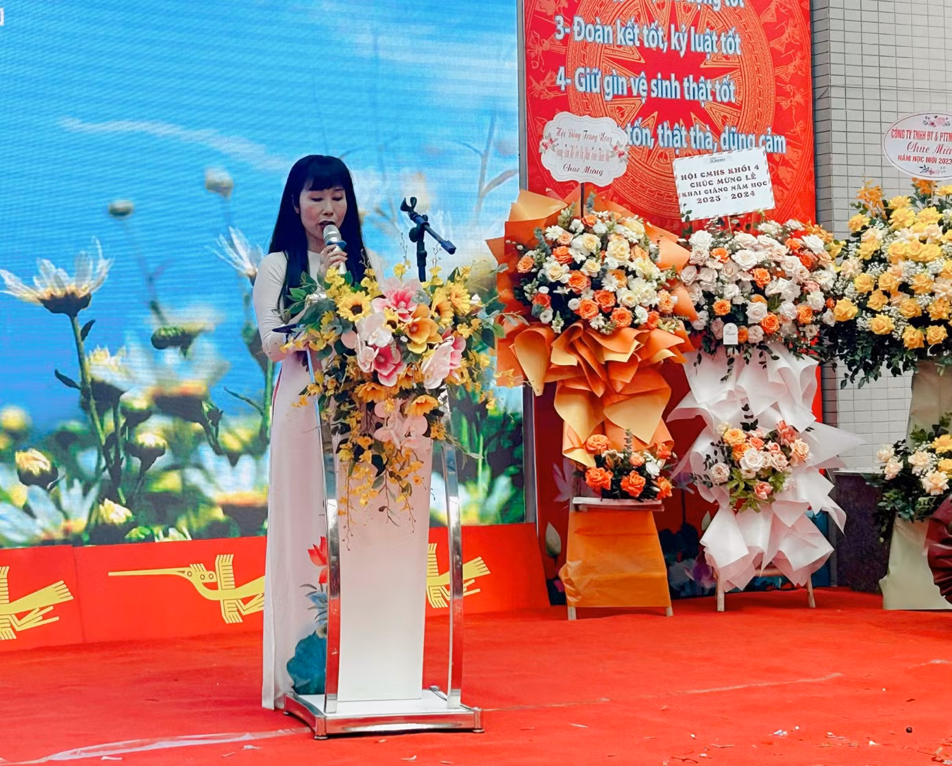 Cô Đào Thị Thái - Tổng phụ trách trường Tiểu học Thành Công B dẫn dắt buổi lễ khai giảng.