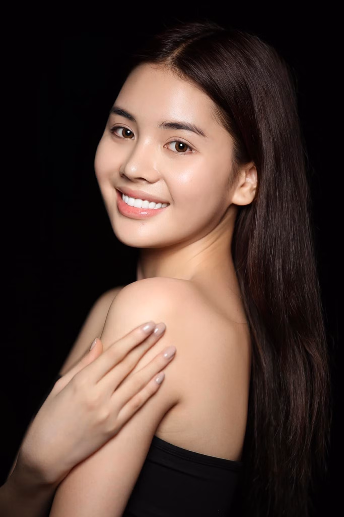 Người đẹp có vẻ đẹp vạn người mê trong phần thi mặt mộc.