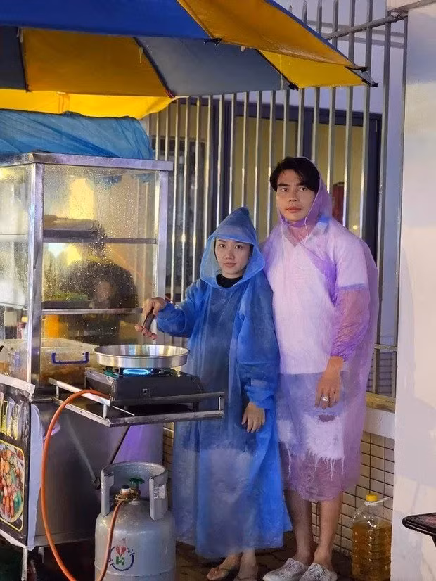 Là diễn viên nổi tiếng nhưng Lê Dương Bảo Lâm không ngại bán hàng vỉa hè cùng bà xã.