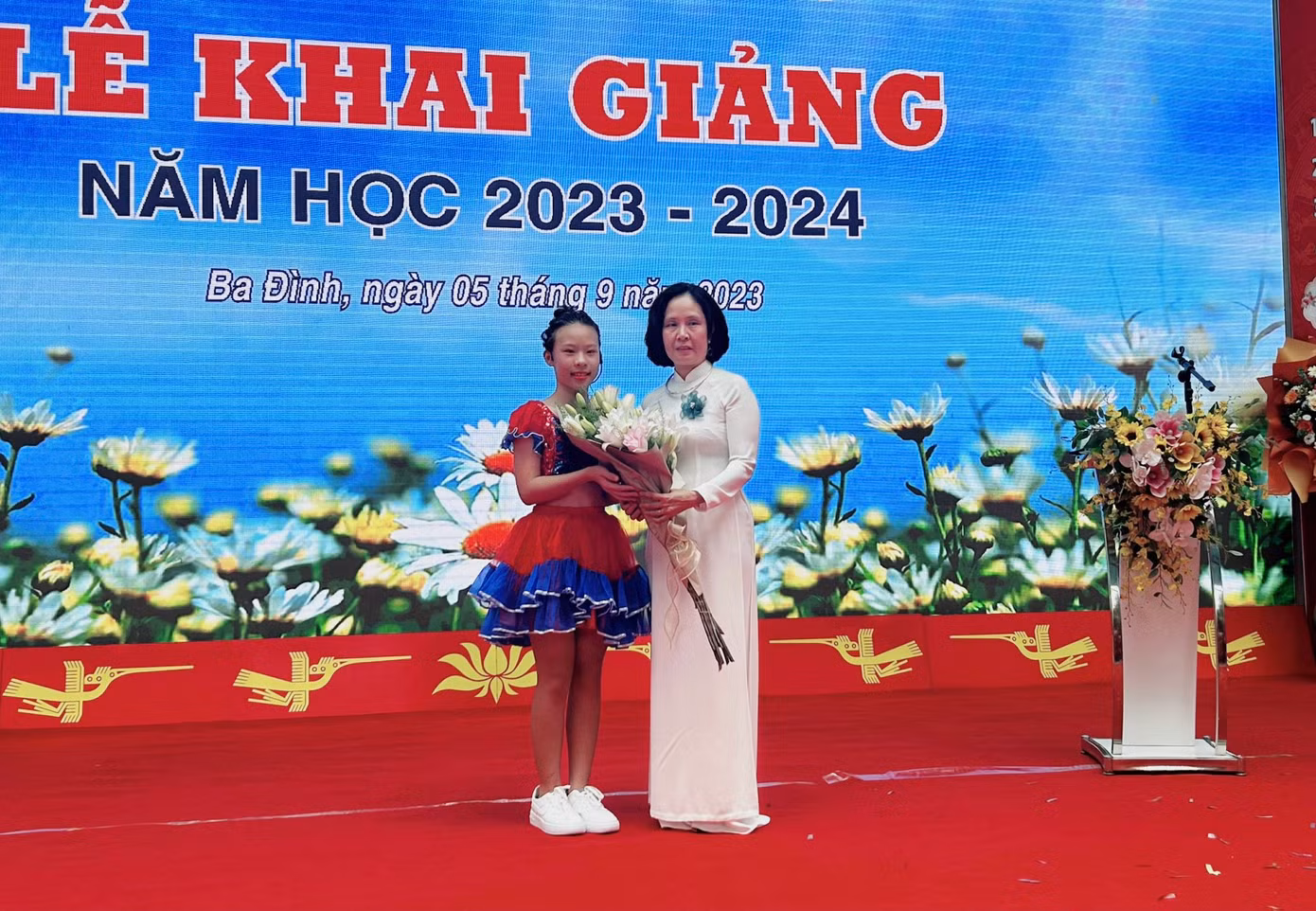 Đại diện học sinh tặng hoa tri ân thầy cô Ban giám hiệu.