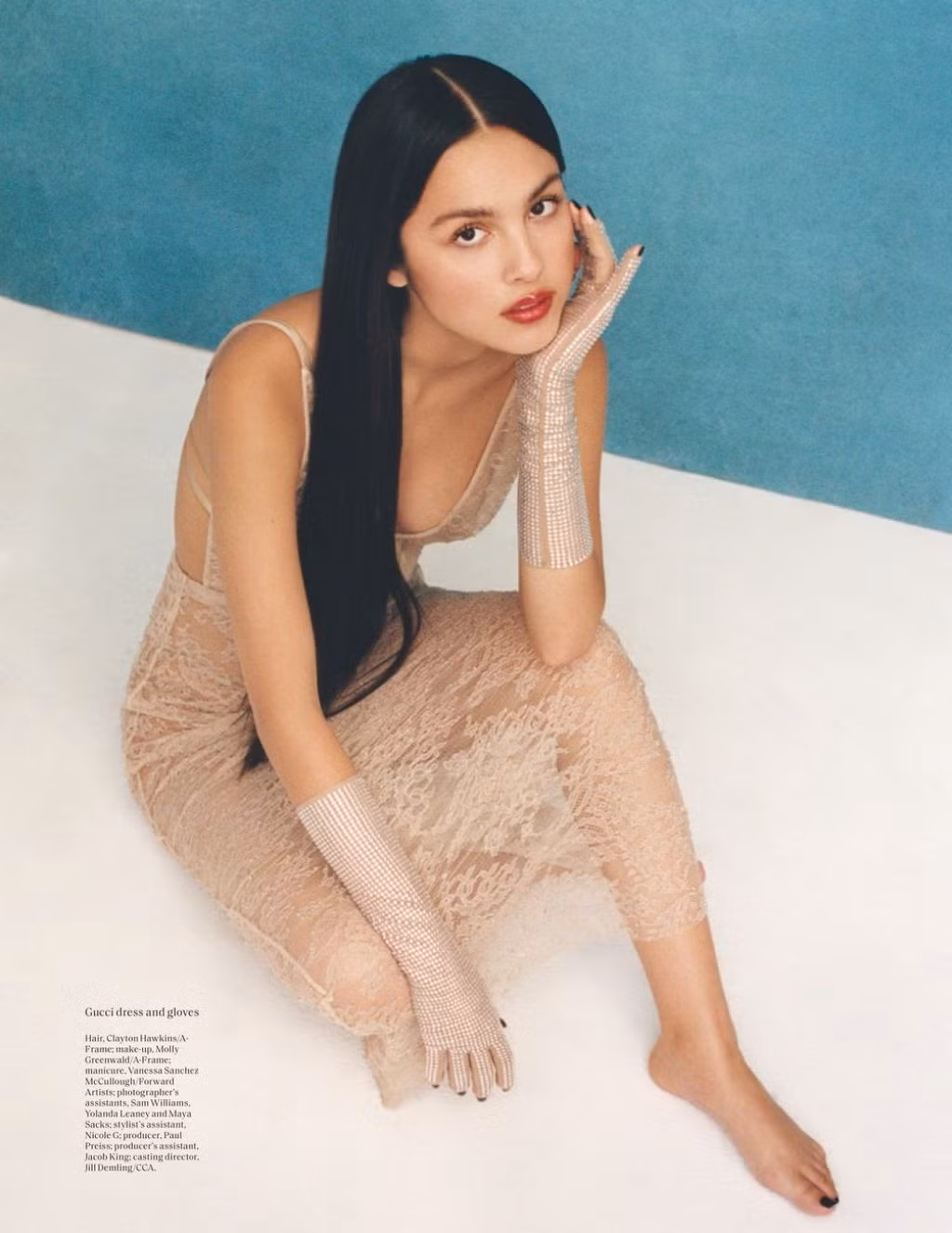 Olivia Rodrigo như một quý cô sang trọng với váy ren tông nude kèm đôi găng tay lấp lánh.