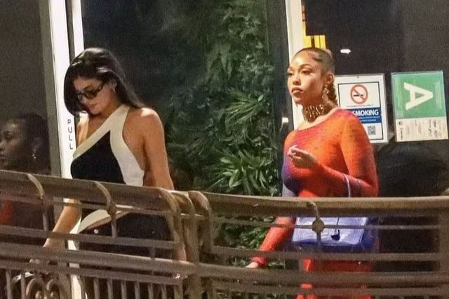 Kylie Jenner - Jordyn Woods đi chung xe hơi và cả hai đã có một buổi tối vui vẻ bên nhau.