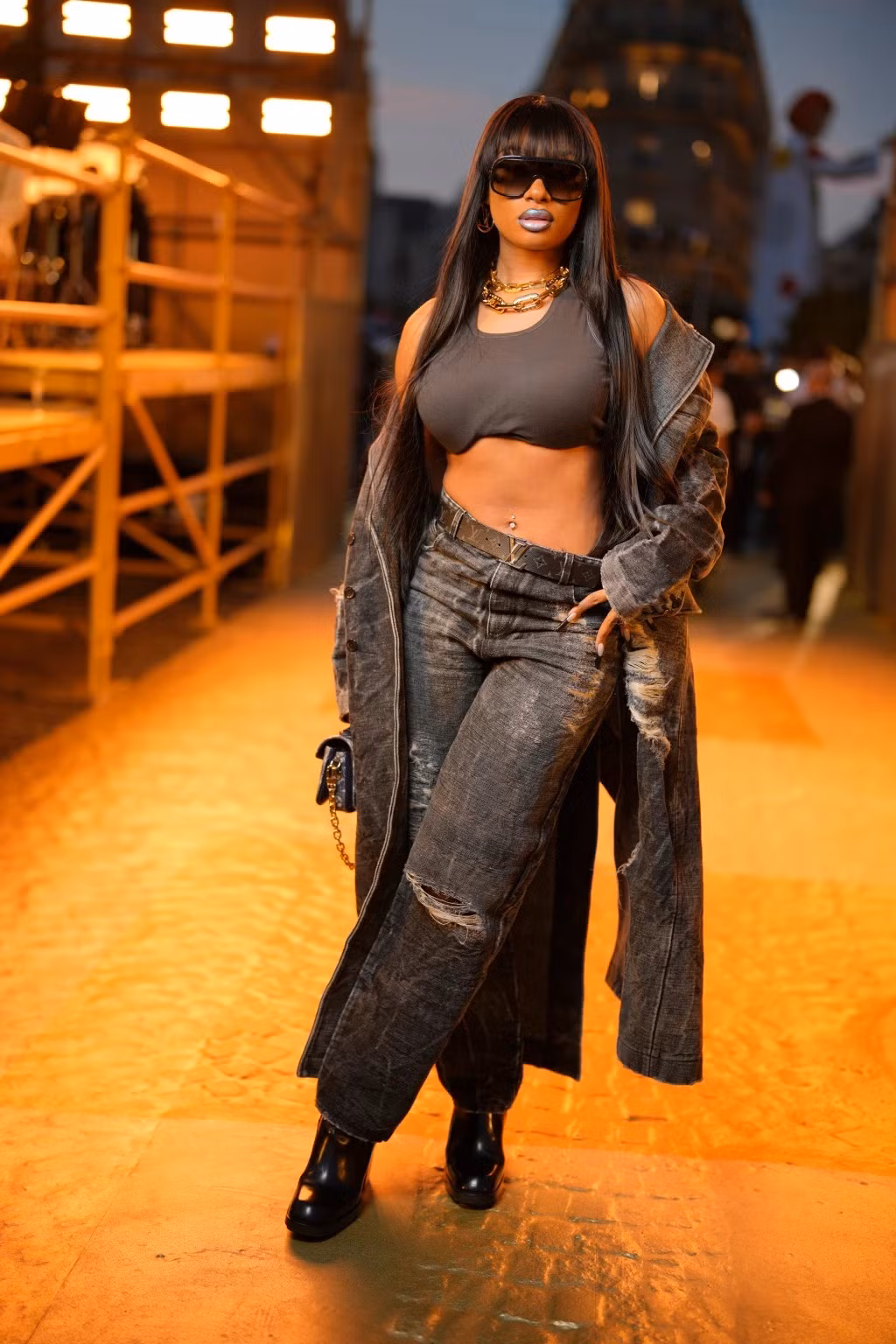 Megan Thee Stallion cá tính trong nguyên cây denim. Nàng rapper "bắt trend" son màu độc lạ cùng kính râm to bản làm điểm nhấn.