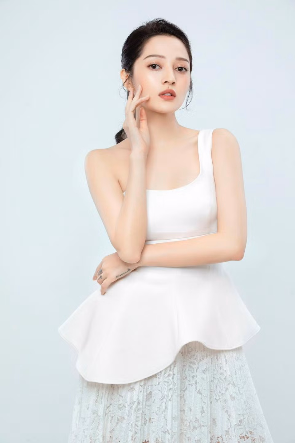 Nữ ca sĩ im lặng trước những đồn đoán xoay quanh chuyện tình cảm cá nhân.