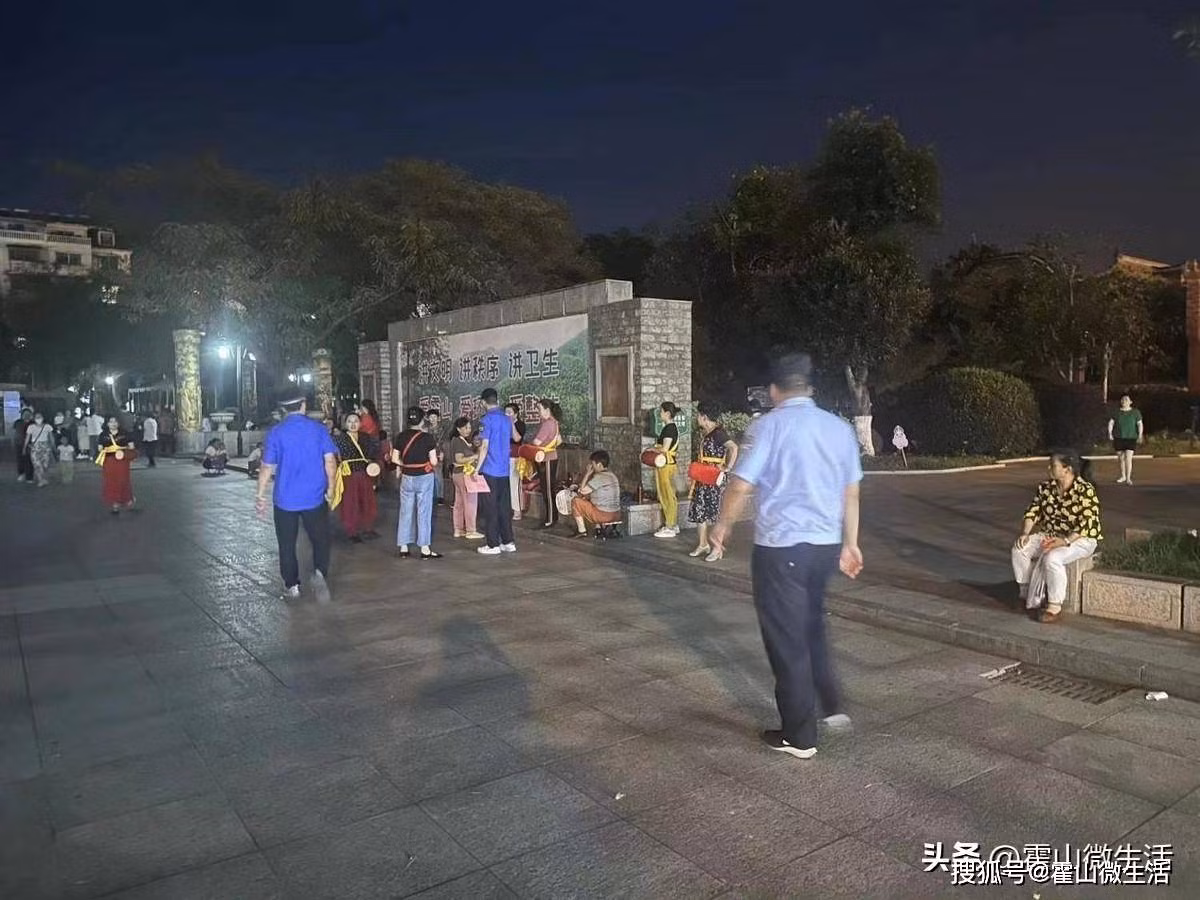 Đường phố địa phương giờ đây rất vắng lặng. Đường phố địa phương giờ đây rất vắng lặng.