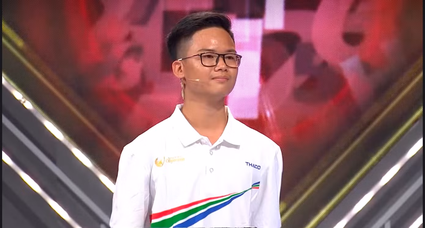 Vậy mà chỉ sau vài phút, nam sinh Đắk Nông đã giành vị trí dẫn đầu Đoàn leo núi. Vậy mà chỉ sau vài phút, nam sinh Đắk Nông đã giành vị trí dẫn đầu Đoàn leo núi.