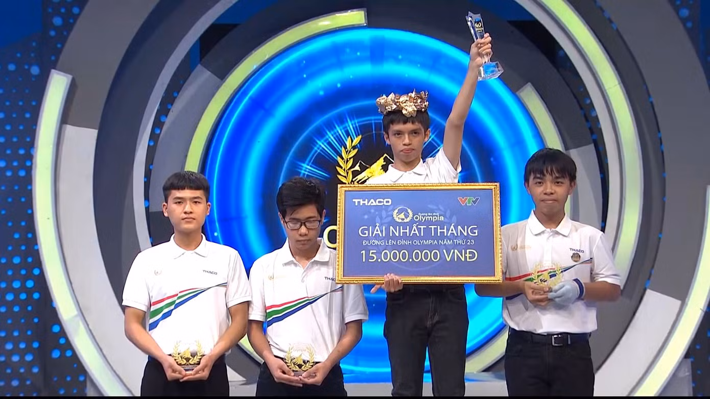 Nam sinh chiến thắng thuyết phục với 305 điểm. Nguồn: Fanpage Đường Lên Đỉnh Olympia Nam sinh chiến thắng thuyết phục với 305 điểm. Nguồn: Fanpage Đường Lên Đỉnh Olympia