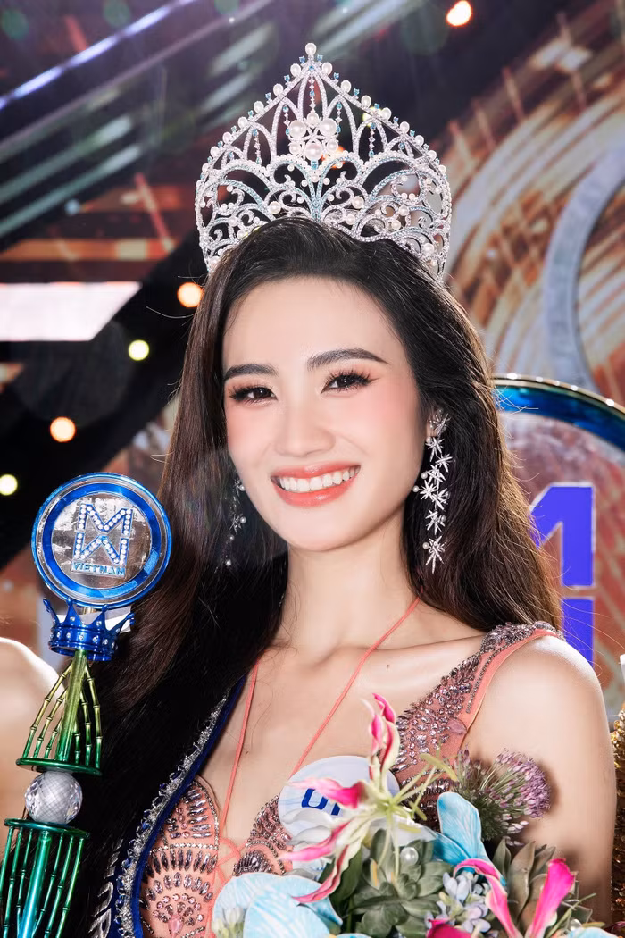 Ý Nhi mạnh dạn công khai chuyện tình cảm chỉ sau ít giờ đăng quang.