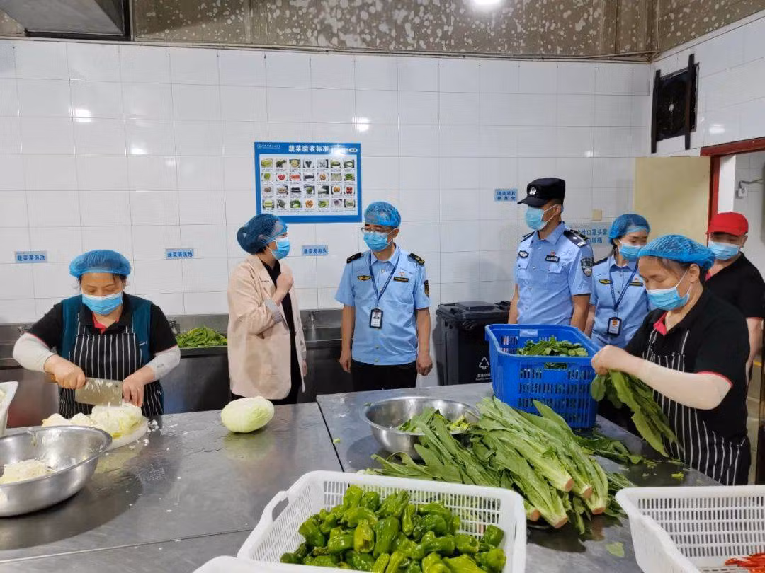 Tiến hành kiểm tra toàn diện và tỉ mỉ về mặt quản lý sức khỏe nhân sự để đảm bảo thí sinh ăn uống đủ chất và an toàn. Tiến hành kiểm tra toàn diện và tỉ mỉ về mặt quản lý sức khỏe nhân sự để đảm bảo thí sinh ăn uống đủ chất và an toàn.