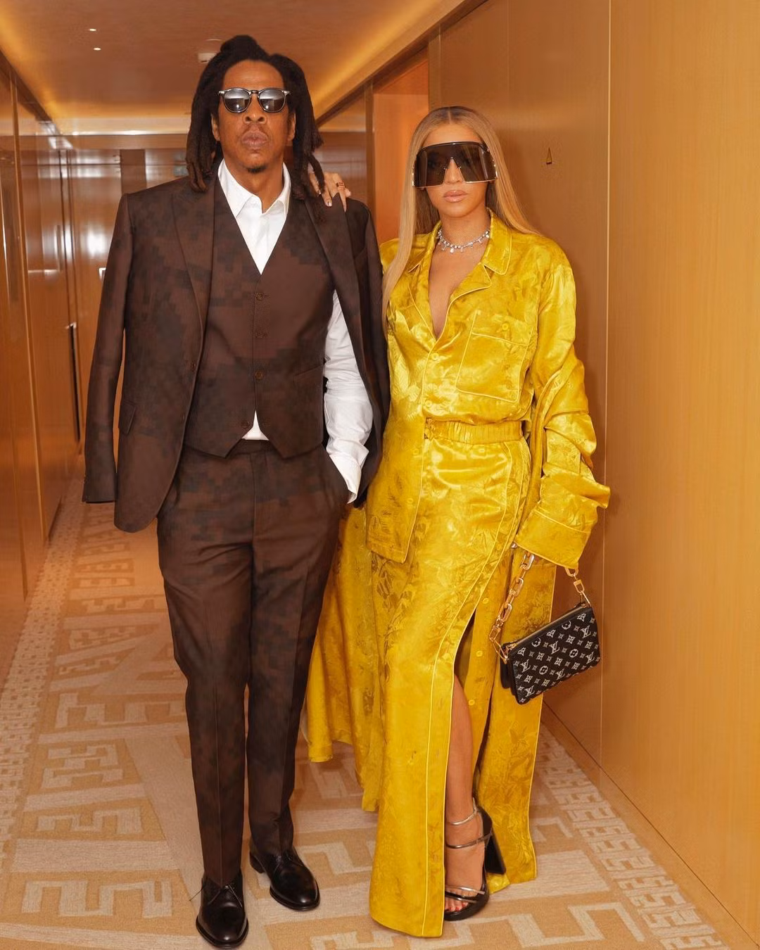 Sánh đôi cùng cô là nam ca sĩ Jay-Z với bộ suit nâu sang trọng.