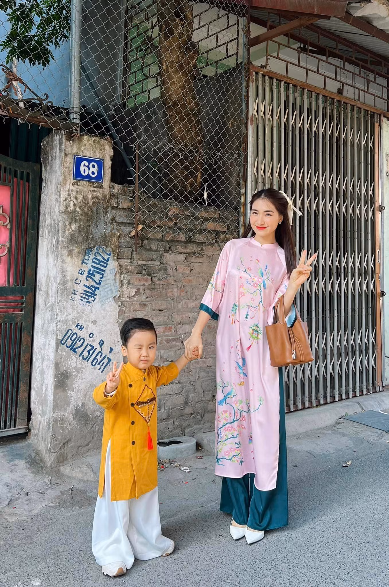 Dù bận rộn lịch trình nhưng Hòa Minzy luôn cố gắng dành nhiều thời gian ở bên bé Bo.