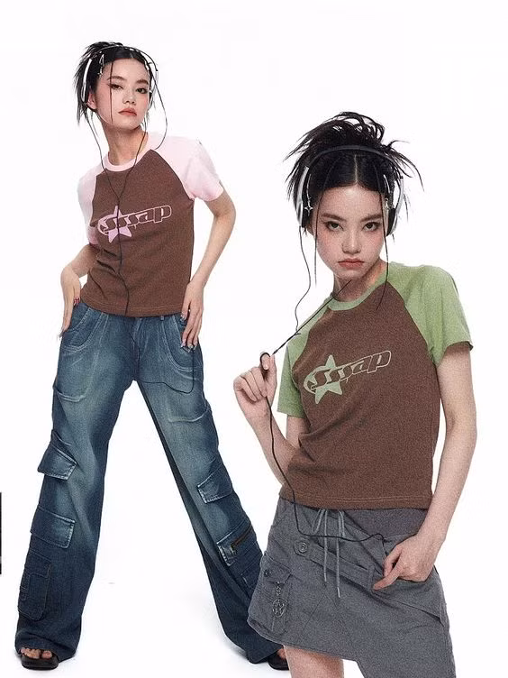 Một cặp headphone mang lại cảm giác Y2K thời thượng cho outfit.