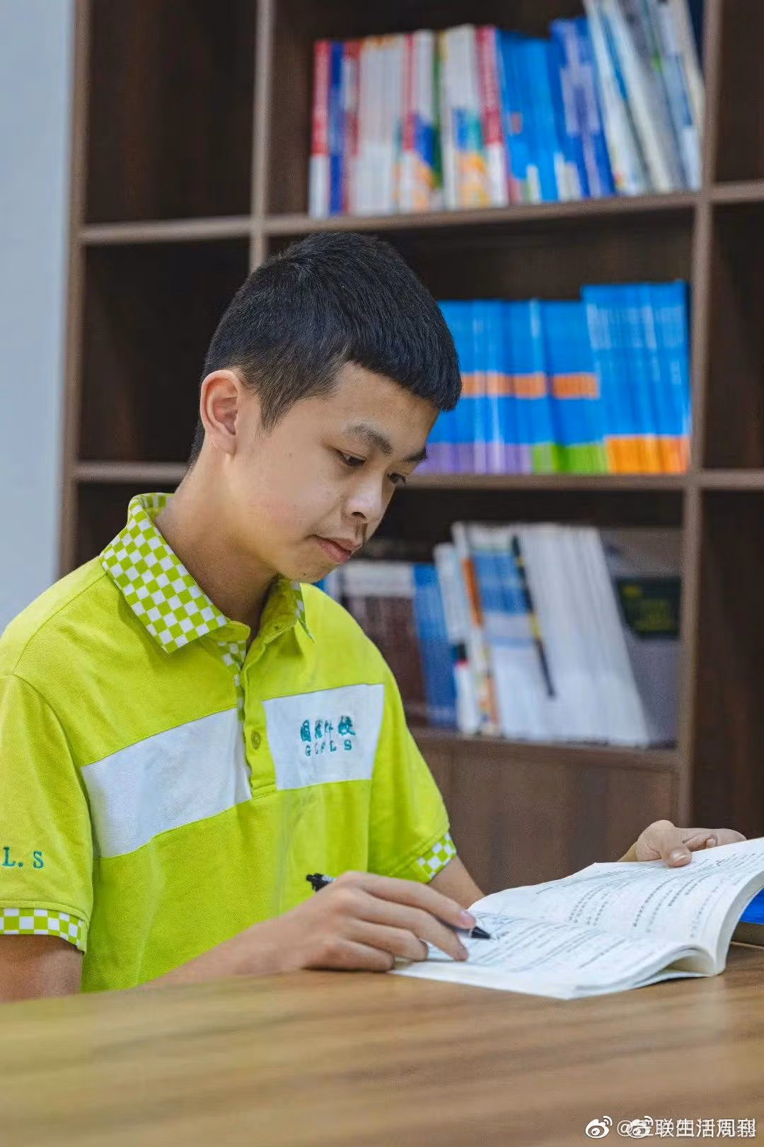 Chân dung học bá được tuyển thẳng vào trường ĐH Thanh Hoa. Nguồn: Weibo