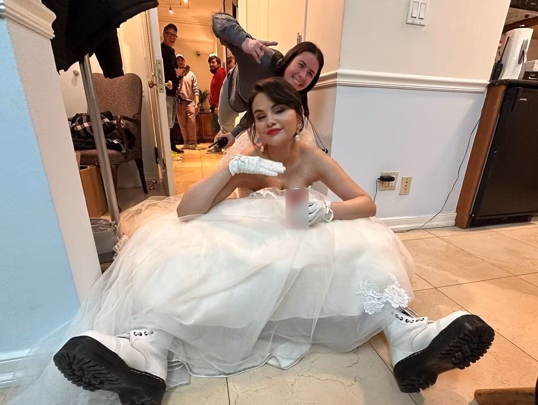 Selena Gomez phối váy cưới với bốt trắng cực ngầu. Selena Gomez phối váy cưới với bốt trắng cực ngầu.