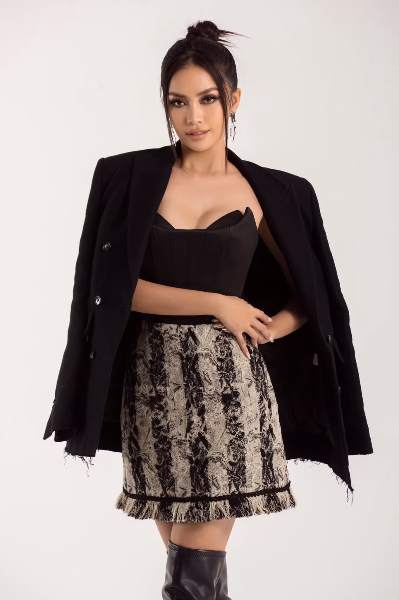 Một trong nhiều thiết kế được Ngọc Châu mang đến đường đua Miss Universe lần này. Một trong nhiều thiết kế được Ngọc Châu mang đến đường đua Miss Universe lần này.