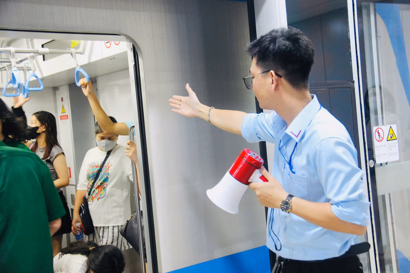Nhân viên nhà ga túc trực để hỗ trợ hành khách đi tàu an toàn.