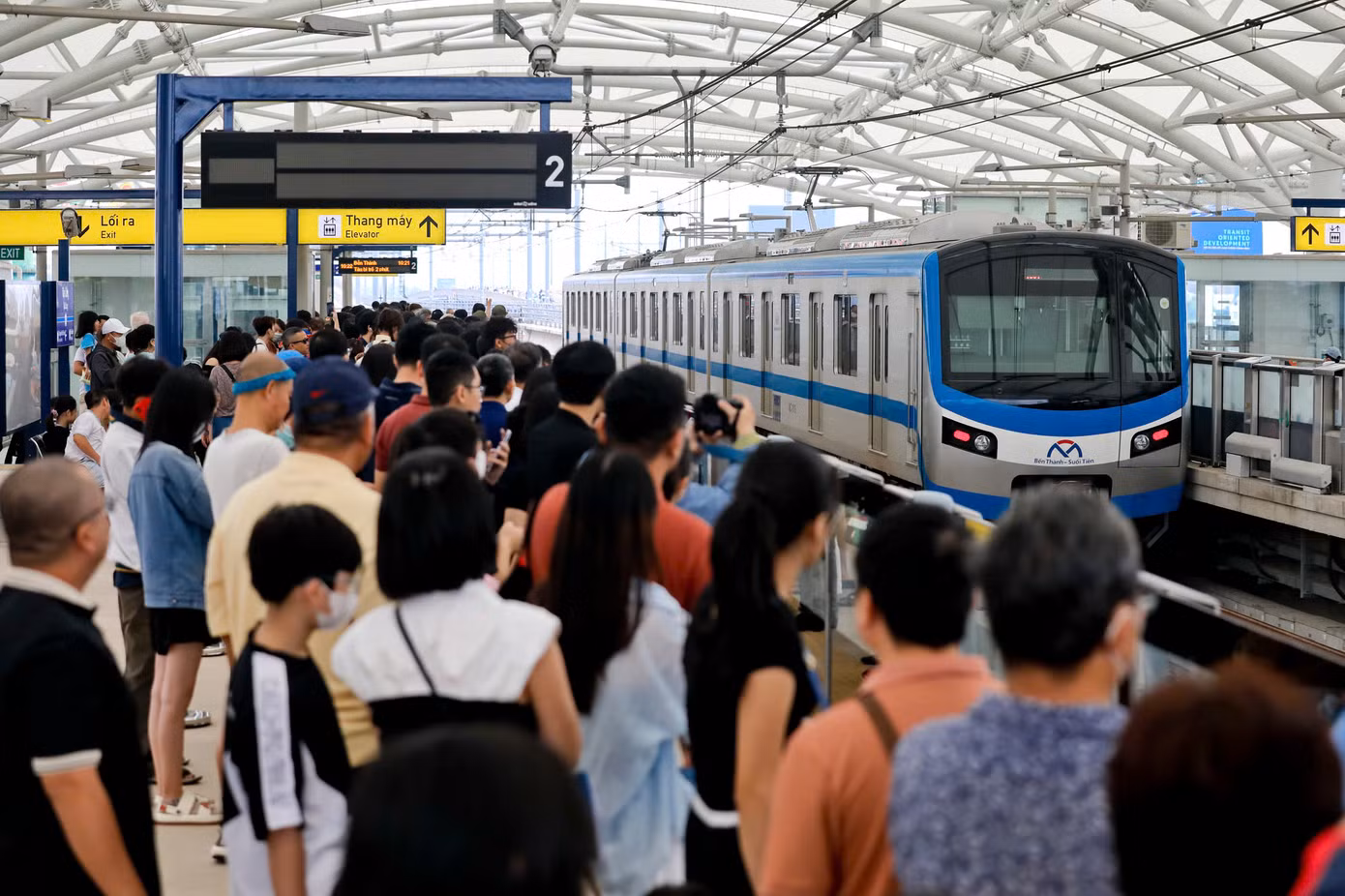 Từ nay đến hết tháng 12/2025, học sinh, sinh viên và công nhân có hoàn cảnh khó khăn trên địa bàn TPHCM sẽ được hỗ trợ vé đi tàu metro số 1 (Bến Thành - Suối Tiên) miễn phí. Ảnh minh họa: Duy Anh