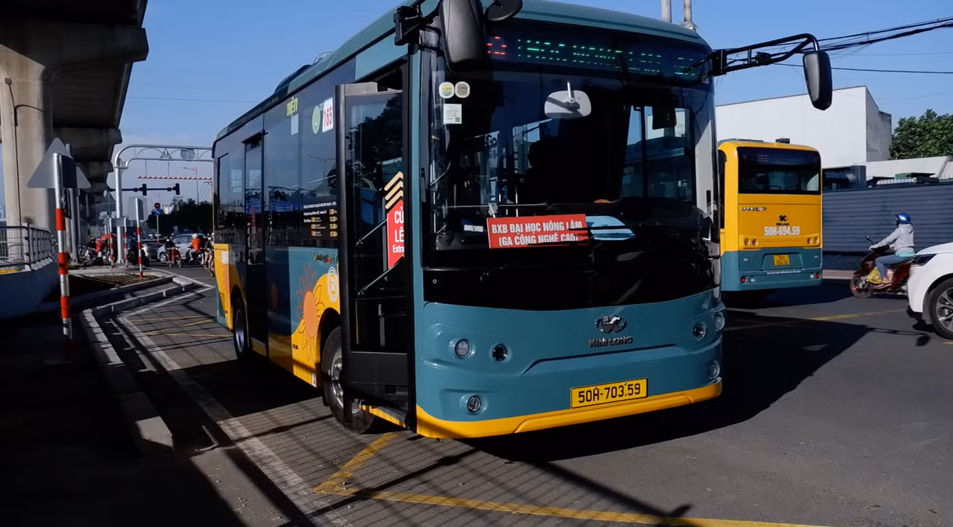 Xe buýt điện vận chuyển khách từ tuyến metro số 1 đến Đại học Nông Lâm. Ảnh: Hữu Huy