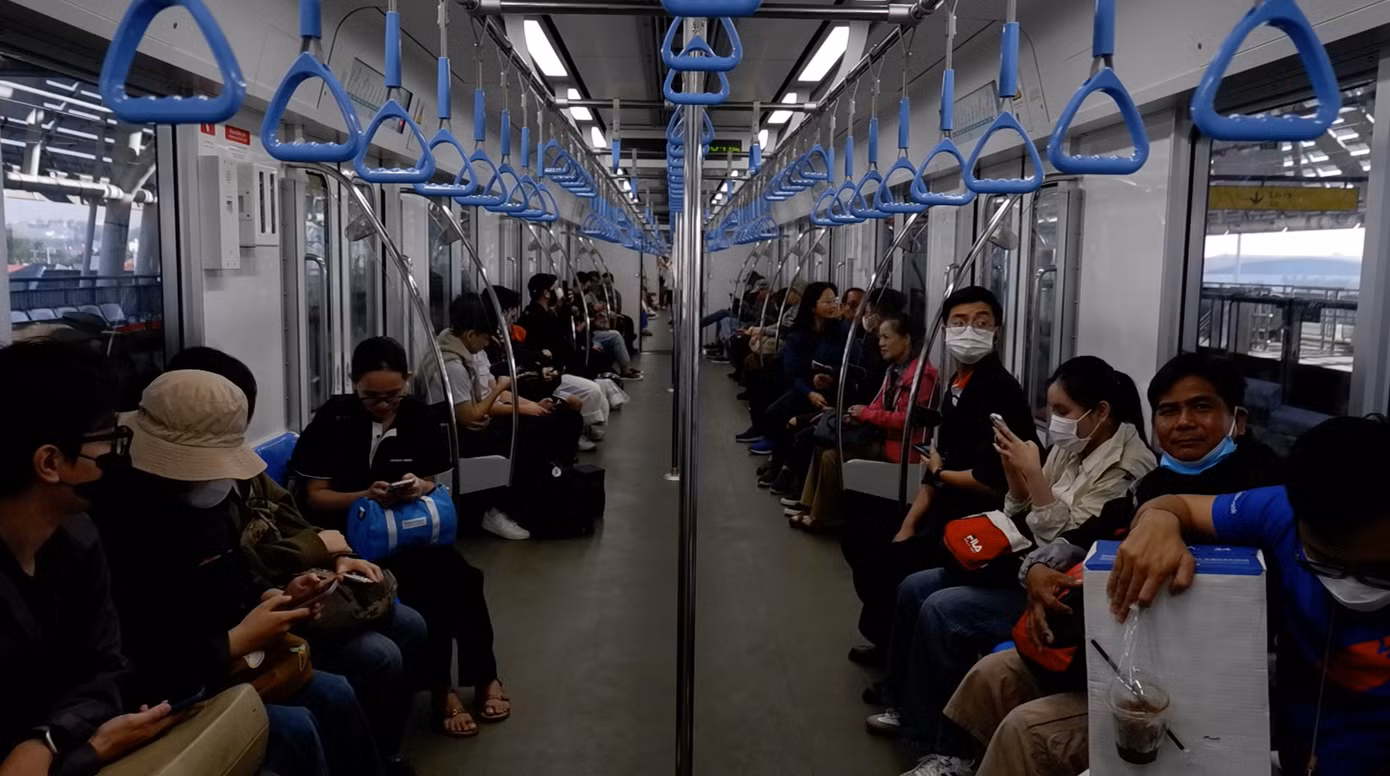 Một số chuyến tàu metro vào sáng ngày thứ hai vận hành chính thức khá thông thoáng. Ảnh: Hữu Huy