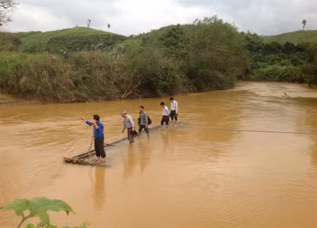 Đi bè qua sông để đến Đạ Mpô