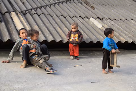 Các em nhỏ ở huyện Quản Bạ (Hà Giang). Em chân đất, em quần rách, em dép lê trong cái rét cắt da cắt thịt. Ảnh: Trường Phong. 