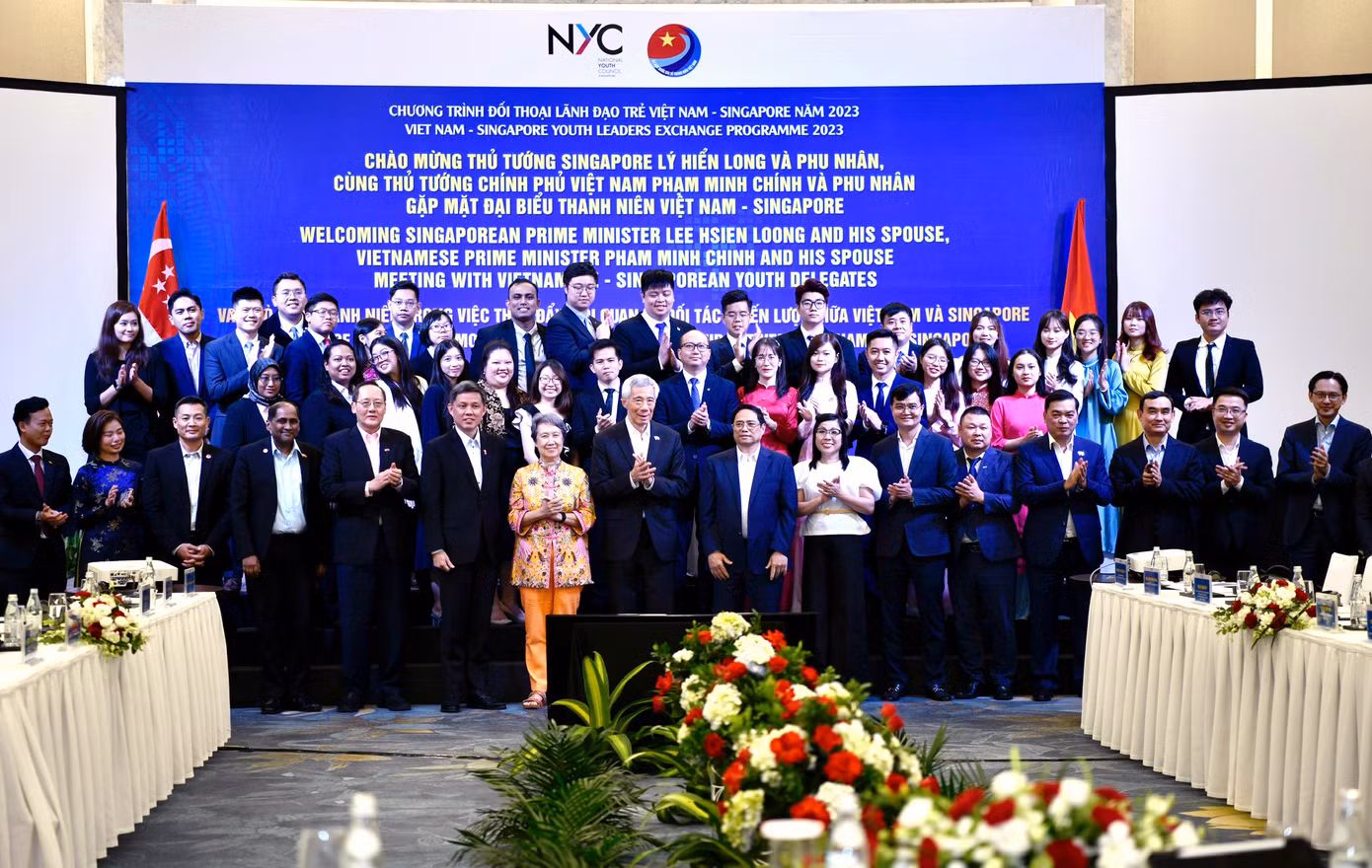 Thủ tướng Phạm Minh Chính và Thủ tướng Lý Hiển Long chụp ảnh lưu niệm cùng đại biểu chương trình. (Ảnh: Như Ý) Thủ tướng Phạm Minh Chính và Thủ tướng Lý Hiển Long chụp ảnh lưu niệm cùng đại biểu chương trình. (Ảnh: Như Ý)