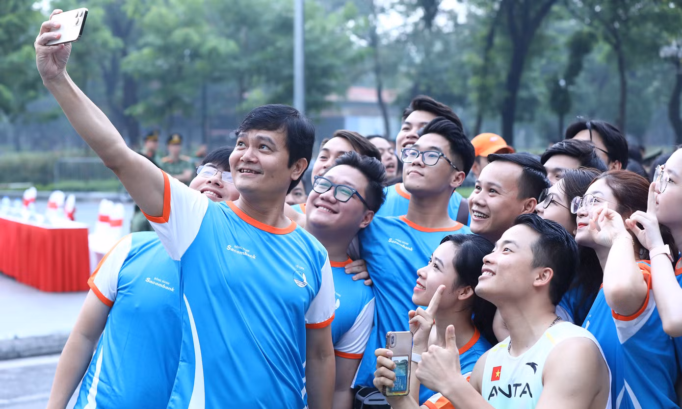Anh Bùi Quang Huy chụp ảnh cùng đoàn viên, thanh niên tham gia chương trình.